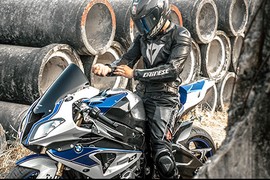 Siêu môtô BMW HP4 trị giá 2 tỷ “độc nhất” tại VN